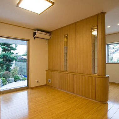 リビングとダイニングを仕切る壁の一部がシースルーの飾り棚となっている写真